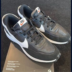 Nike Men's Black and White Athletic Sneakers